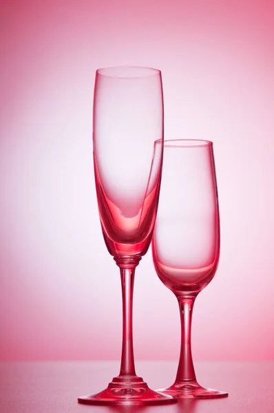 Degrade arka plan şarap bardakları — Stok fotoğraf