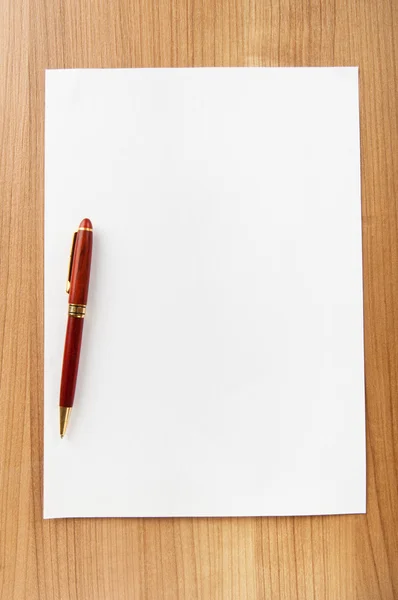 Ручка на листе бумаги — стоковое фото