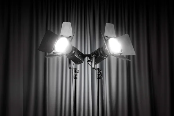 Gordijnen en projector lichten met ruimte voor uw tekst — Stockfoto