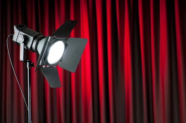 Gordijnen en projector lichten met ruimte voor uw tekst — Stockfoto