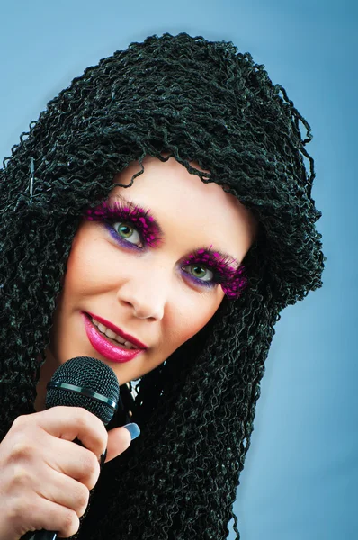 Estrela pop cantando a música no concerto — Fotografia de Stock
