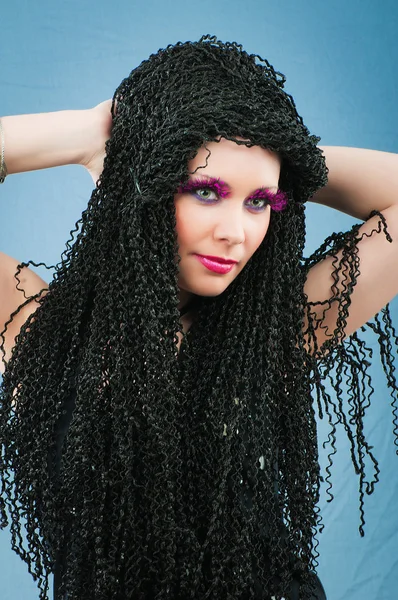 Menina atraente nova com corte de cabelo encaracolado afro — Fotografia de Stock