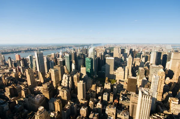 New Yorker Stadtpanorama mit hohen Wolkenkratzern — Stockfoto