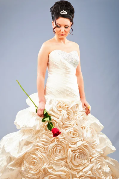 Красивая невеста с розой в студии съемки — стоковое фото