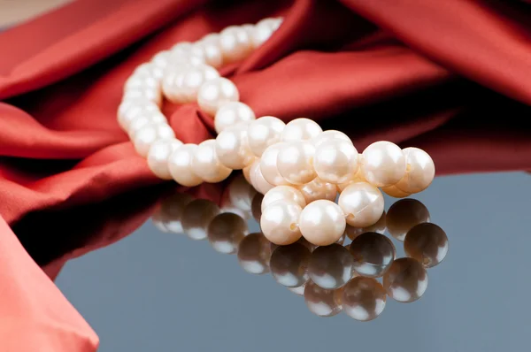 Perly náhrdelník na saténovém pozadí — Stock fotografie