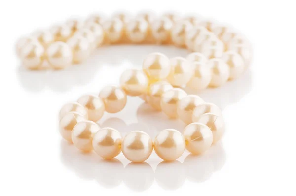 Pärla halsband isolerad på vit bakgrund — Stockfoto