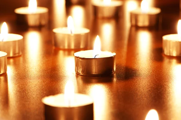 Molte candele accese con bassa profondità di campo — Foto Stock