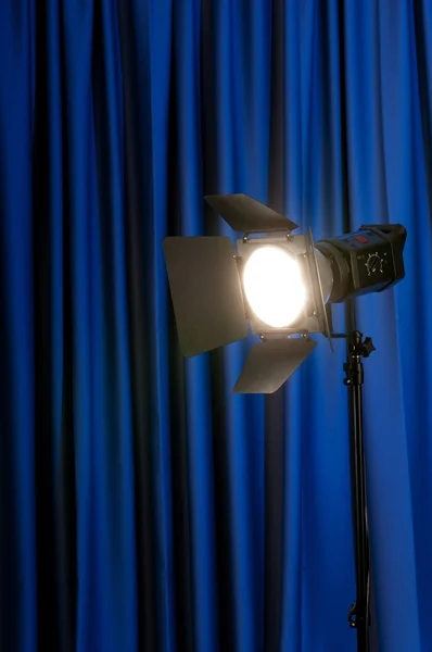 Gardiner och projektor lampor med utrymme för din text — Stockfoto