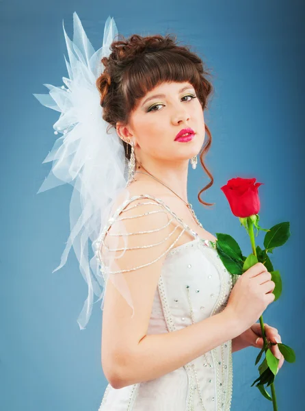Красива наречена з трояндою в студійній зйомці — стокове фото