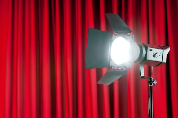 Gardiner och projektor lampor med utrymme för din text — Stockfoto