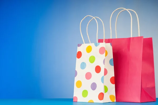 Shopping bags contro sfondo gradiente — Foto Stock