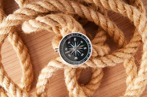 Kompas a lano v cestování a dobrodružství koncept — Stock fotografie