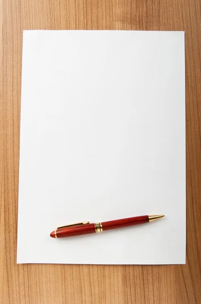 Pennan på papperet — Stockfoto