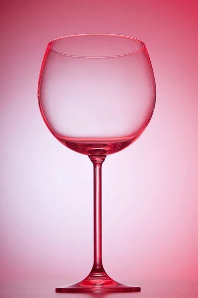 Бокалы для вина на фоне градиента — стоковое фото