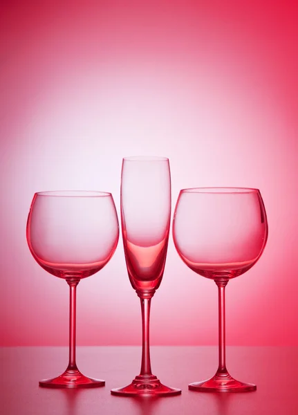 Degrade arka plan şarap bardakları — Stok fotoğraf