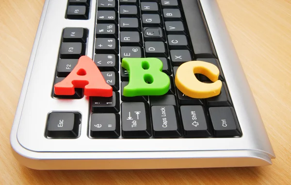 Concepto de educación temprana con teclado y letras — Foto de Stock