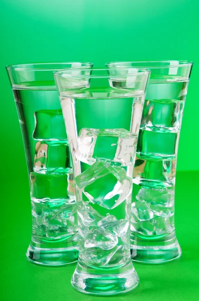グラデーションの背景に対してグラスを水します。 — ストック写真