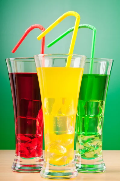 Cóctel colorido en vasos — Foto de Stock