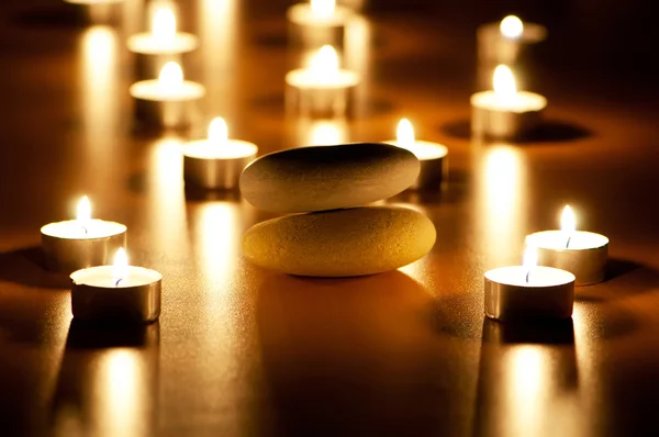 Καύση κεριά και βότσαλα για συνεδρία αρωματοθεραπείας — Φωτογραφία Αρχείου