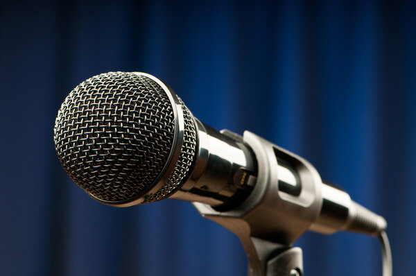 Аудио микрофон на заднем плане