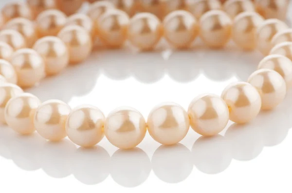 Perłowy naszyjnik izolowany na białym tle — Zdjęcie stockowe