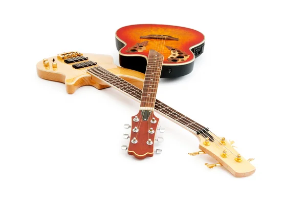 Muzikale gitaar geïsoleerd op de witte achtergrond — Stockfoto