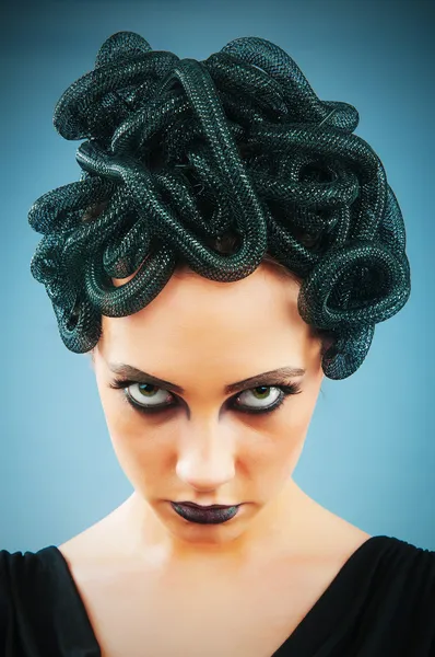Frau, die das Konzept des Bösen (Medusa Gorgon) beschreibt) — Stockfoto
