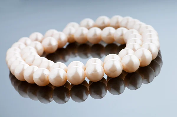 Collana di perle nel concetto di moda e bellezza — Foto Stock