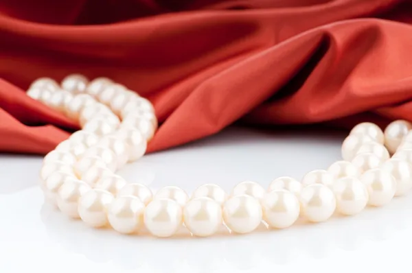 缎子背景上的珍珠项链 — 图库照片