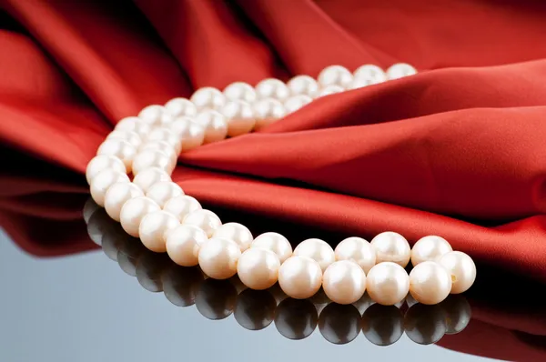 Collana di perle su sfondo satinato — Foto Stock