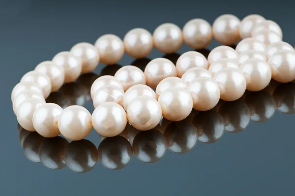 时尚和美容概念中的珍珠项链 — 图库照片