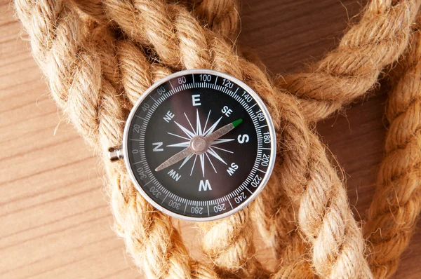 Kompass och rep i resor och äventyr koncept — Stockfoto
