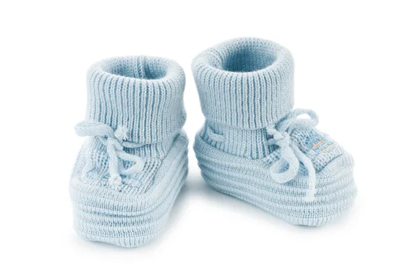 Zapatos de bebé tejidos aislados sobre fondo blanco — Foto de Stock