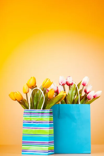 Тюльпани в сумці на градієнтному фоні — стокове фото