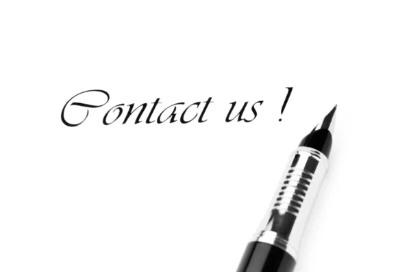 Stylo et message "Contactez-nous" sur blanc — Photo