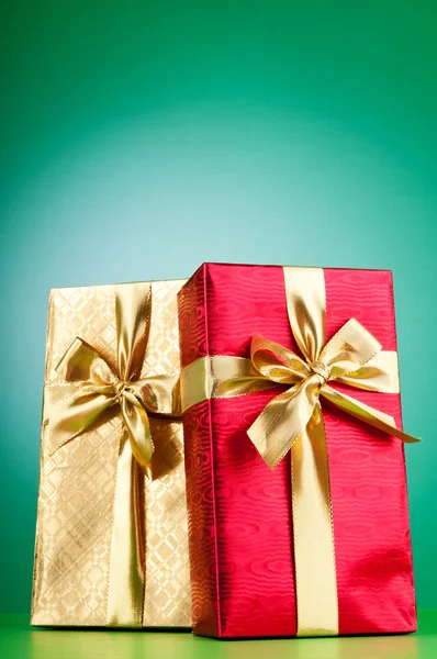 Concepto de celebración - Caja de regalo sobre fondo colorido —  Fotos de Stock
