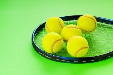 Tenis raket ve topları konseptiyle