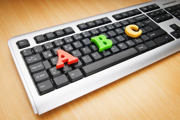 Conceito de educação precoce com teclado e letras — Fotografia de Stock