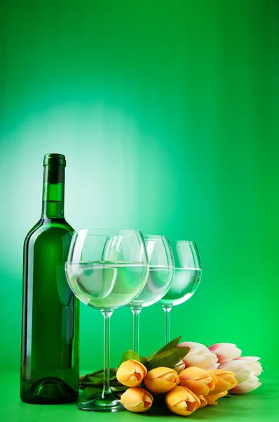 チューリップとワインの概念 — ストック写真