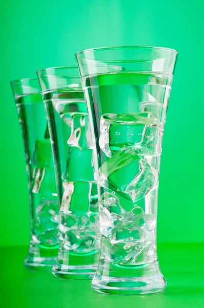グラデーションの背景に対してグラスを水します。 — ストック写真