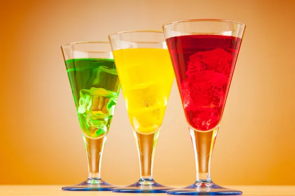 色彩缤纷的鸡尾酒在眼镜 — 图库照片