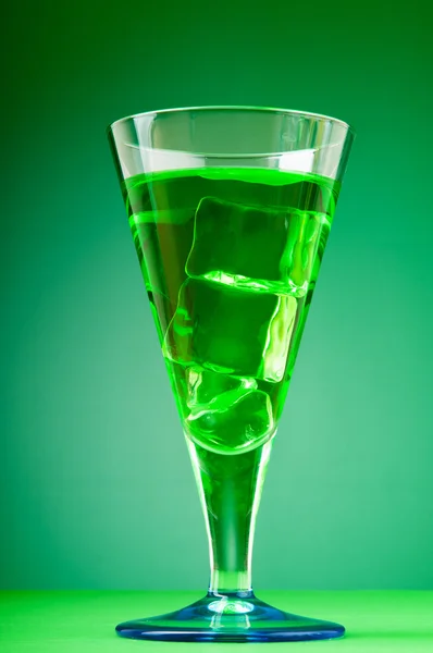 Cocktail coloré dans des verres avec glace — Photo