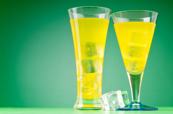 Färgstark cocktail i glas med is — Stockfoto