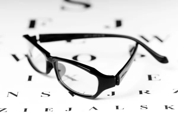 Optische Lesebrille auf dem Sehtisch — Stockfoto