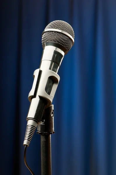Audio-Mikrofon vor dem Hintergrund — Stockfoto