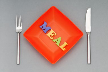 Beyaz arka planda harflerle plaka