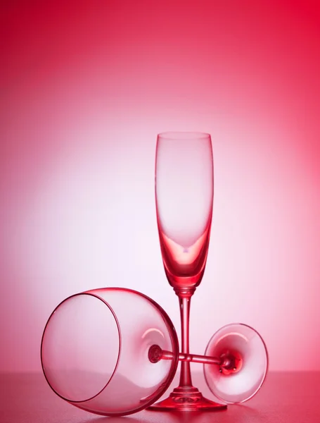 Bicchieri di vino sullo sfondo sfumato — Foto Stock