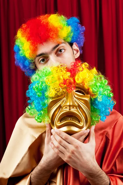 Актёр с маками в забавной театральной концепции — стоковое фото