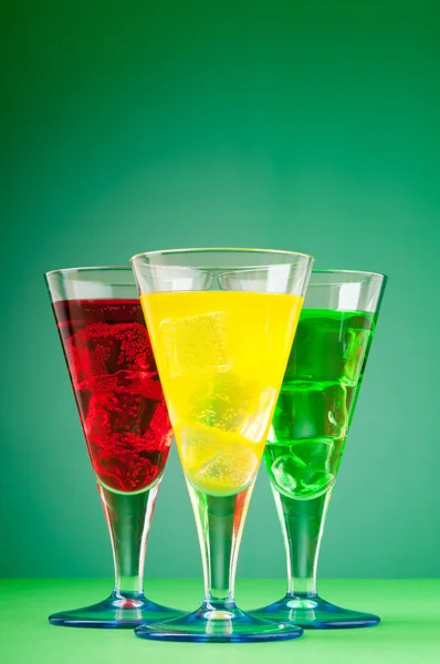 Kolorowym koktajlu w okularach z lodu — Zdjęcie stockowe