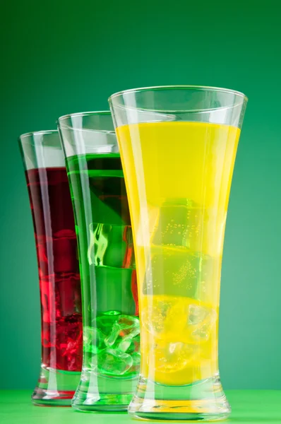 Cóctel colorido en vasos con hielo —  Fotos de Stock